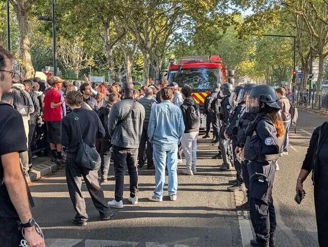 france,-arrestohen-mbi-400-persona-gjate-bllokimit-te-shkollave-te-mesme