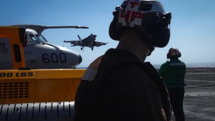 shba-ja-dergon-aeroplanmbajtesen-e-trete-drejt-iranit