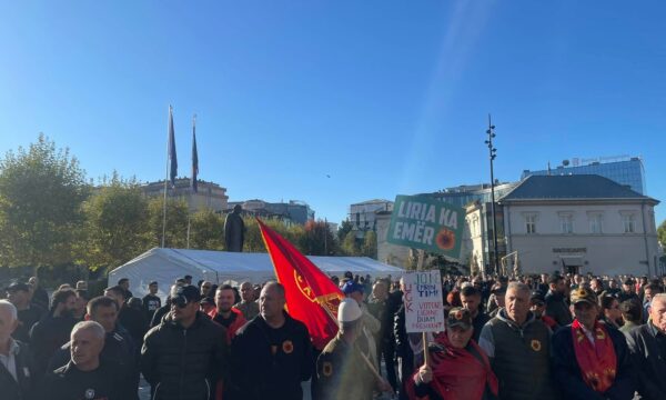 shqyrtohen-ndryshimet-e-ligjit-per-specialen/-qytetare-te-shumte-proteste-para-kuvendit-te-kosoves,-kerkojne-votimin-e-ndryshimeve