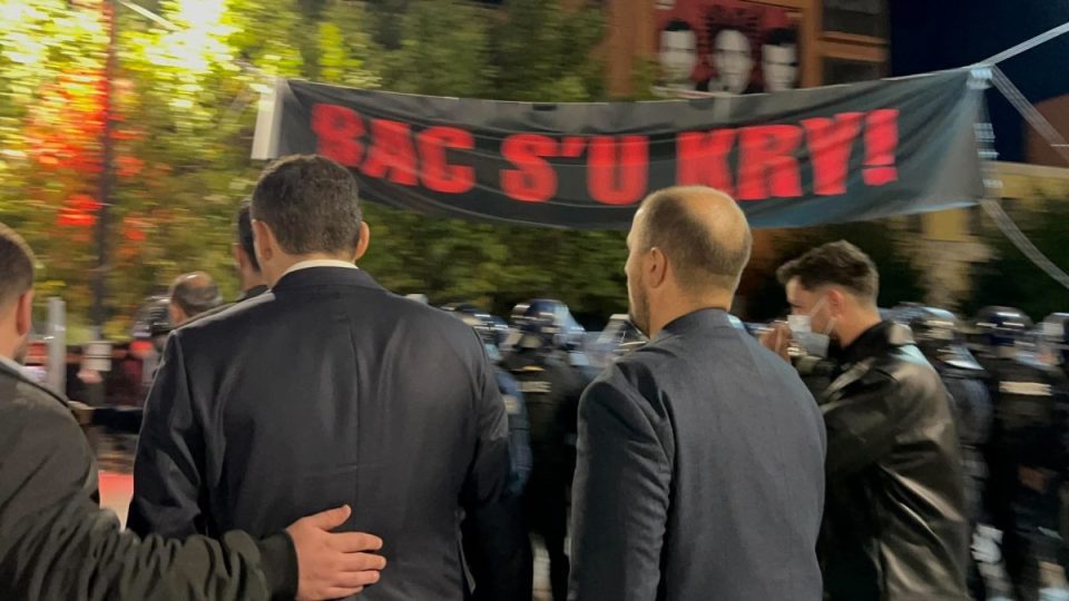 protesta-pritet-te-vazhdoje-sot,-pas-nje-nate-te-tensionuar-para-kuvendit