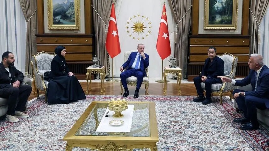 presidenti-erdogan-takohet-me-familjen-e-hind-rajab-it,-vajzes-palestineze-5-vjecare-te-vrare