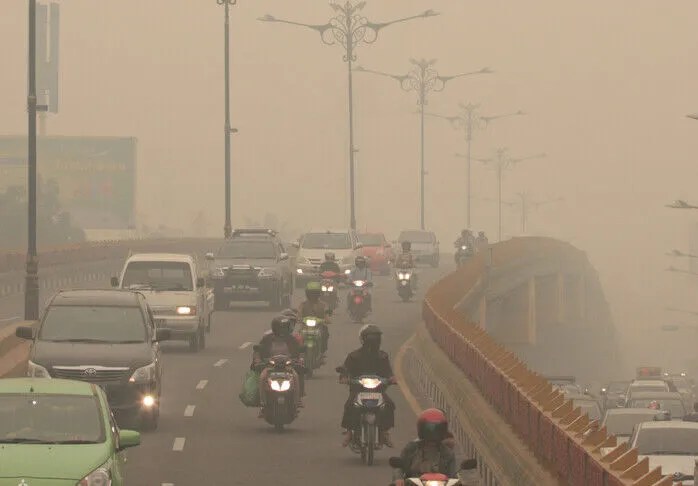 mjegulla-e-tymit-pengon-fluturimet-ne-indonezi,-ajri-behet-i-pashendetshem-ne-te-gjithe-malajzine